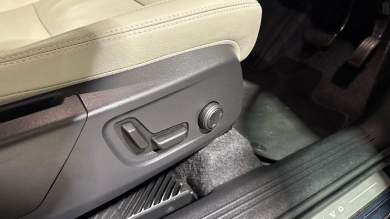 Volvo XC40 2.0 B4P Ultra Bright 5dr Auto Petrol Estate